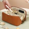 Вместительная косметичка с диагональной застежкой CosmyCase, коричневая