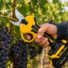 Аккумуляторный секатор садовые ножницы Crownberg CB 3994 для сада, триммер для веток в кейсе 600 Вт 64V
