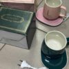 УЦЕНКА! Чашка керамическая темно-зеленая с подставкой - подогревом и ложечкой в упаковке-пакете (Плохая упаковка, нет крышки 3637)